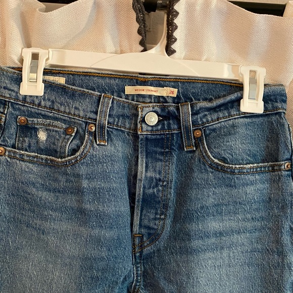 Levi’s distressed Wedgie Straight jeans - Picture 3 of 4